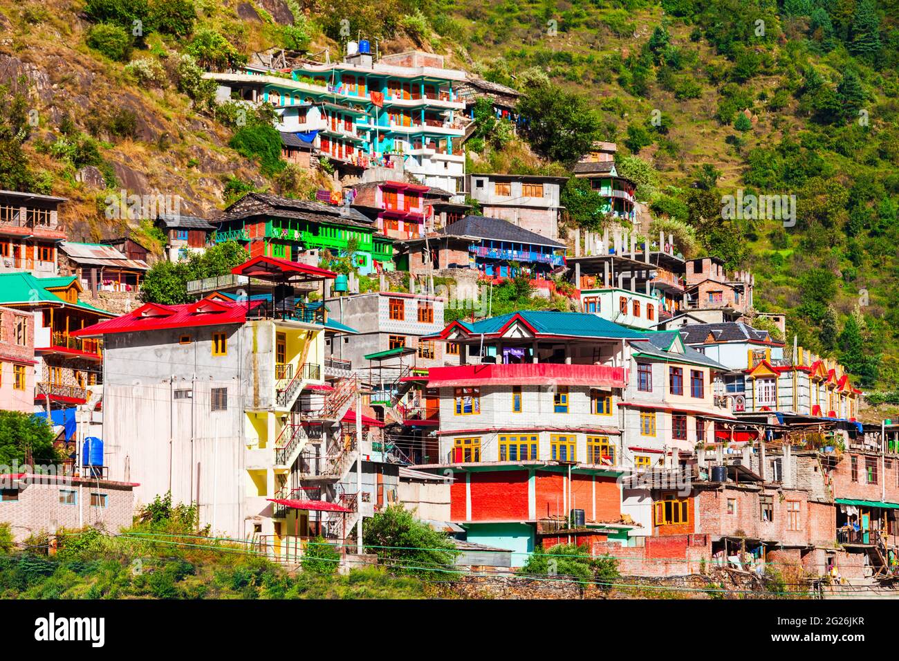 Maisons locales colorées dans le village de Manikaran dans la vallée de Parvati, Etat de l'Himachal Pradesh en Inde Banque D'Images