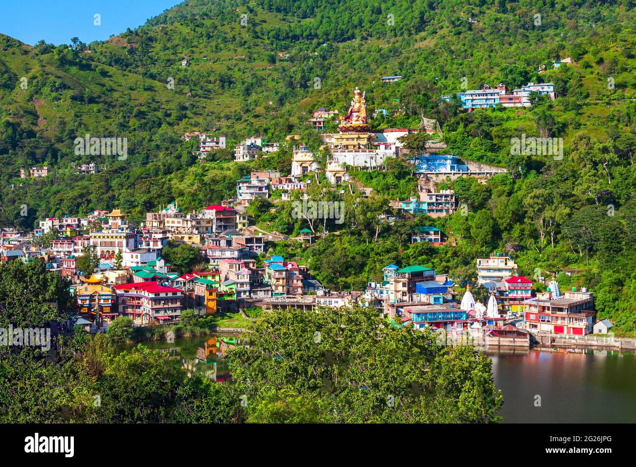 Rewalsar ou Tso Pema est une petite ville, un lac et un lieu de pèlerinage bouddhiste près de Mandi, Etat de l'Himachal Pradesh en Inde Banque D'Images