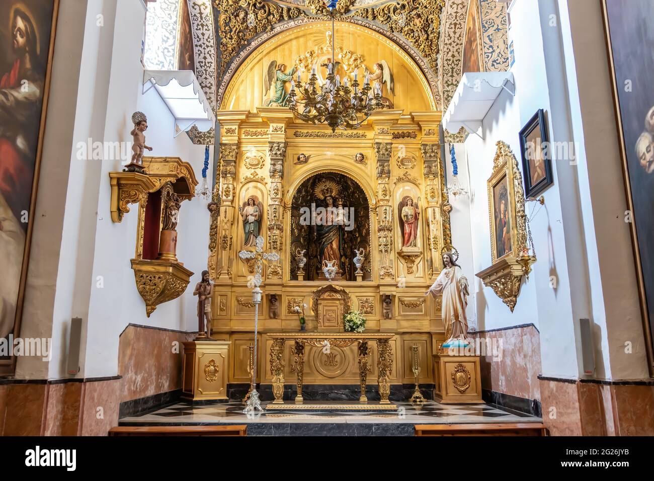 Cazorla, Jaen, Espagne - 18 mai 2021 : autel principal du parrish de Santa Maria (église de San José) avec l'image de la Virgen de la Cabeza, patron Banque D'Images