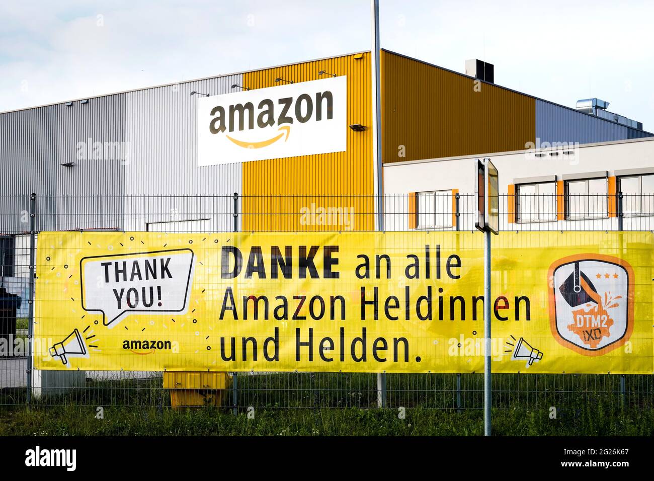 Dortmund, Allemagne, 8 juin 2021 : sur une grande bannière à l'entrée du personnel du parc logistique Amazon de Dortmund, les employés sont remerciés pour leur travail en tant que héros lors de la pandémie de couronne. --- Dortmund, 08.06.2021: Auf einem großen Banner am Personaleingang des Amazon Logistikparks in Dortmund wird den Mitarbeiterinnen und Mitarbeitern für deren Arbeit während der Corona-Pandemie als Heldinnen und Helden gedankt. Banque D'Images