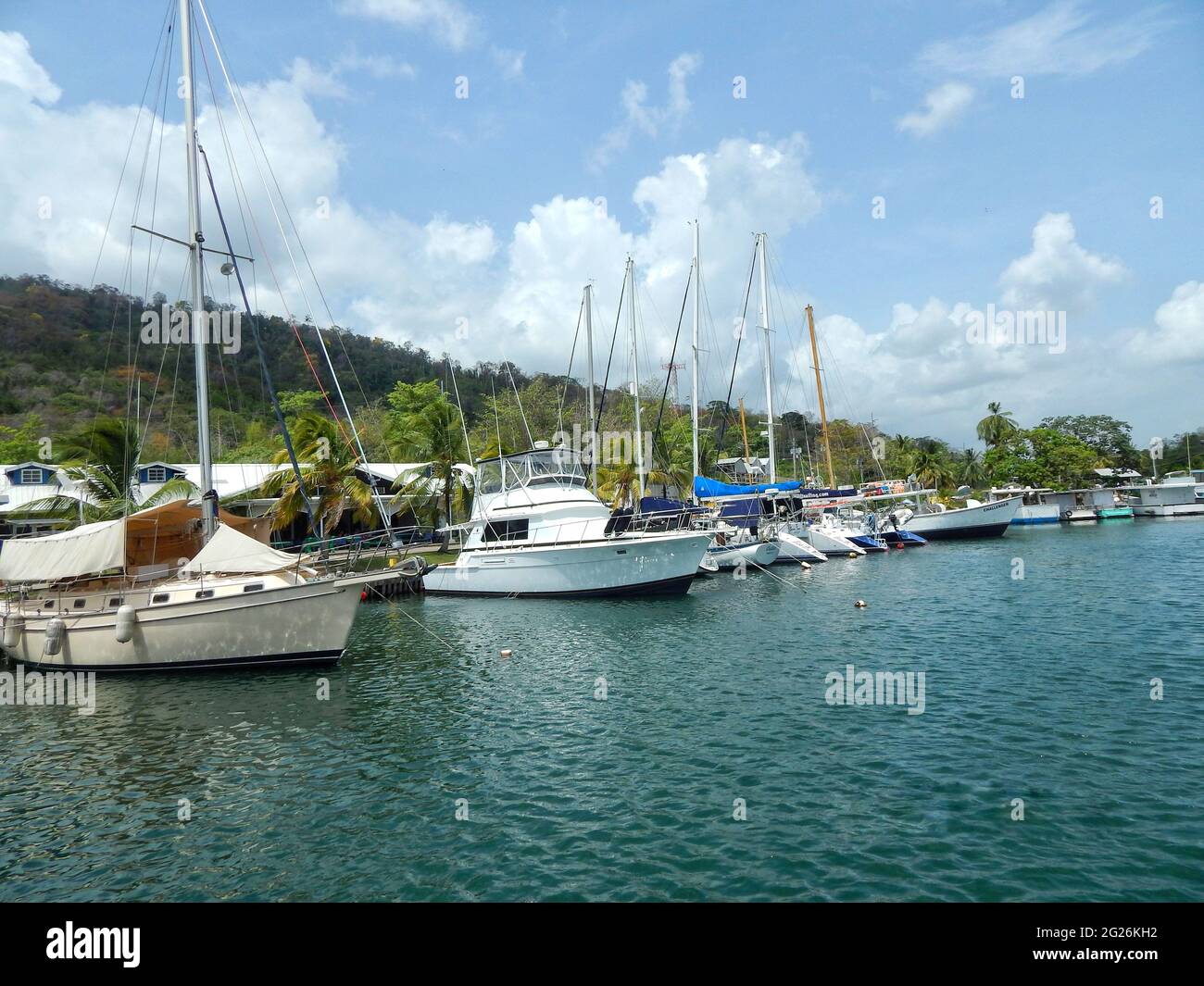 Yachts et bateaux à voile dans un port de plaisance à Chaguaramas, Trinité Banque D'Images