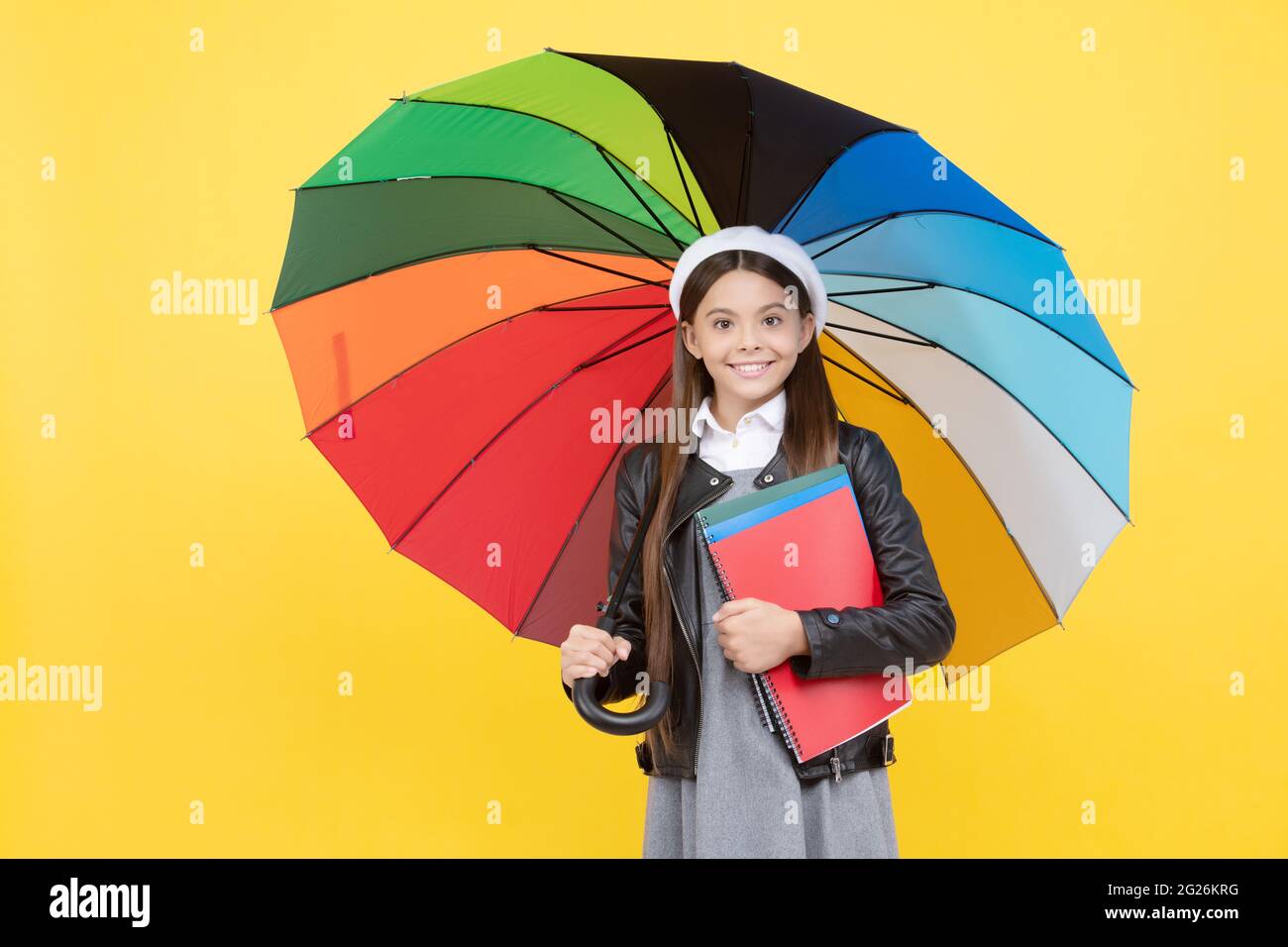 bonne adolescente sous parapluie coloré pour la protection contre la pluie en automne tenir carnet, étudier. Banque D'Images