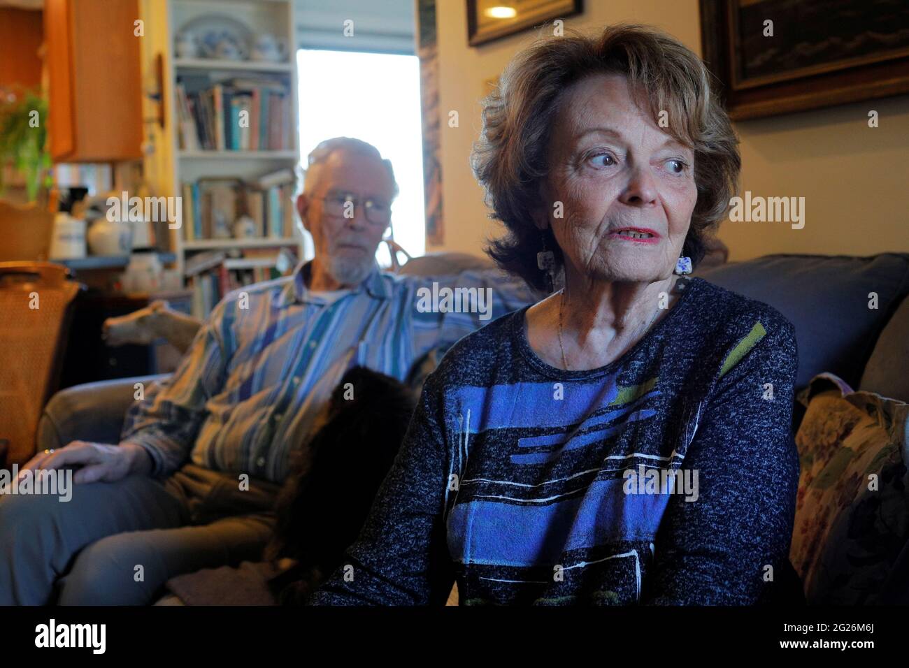 Cynthia Flagg (R) siège avec son mari Charles, qui a participé à un essai à  un stade précoce du médicament de Biogen Aducanumab après son diagnostic de  la maladie d'Alzheimer, à leur