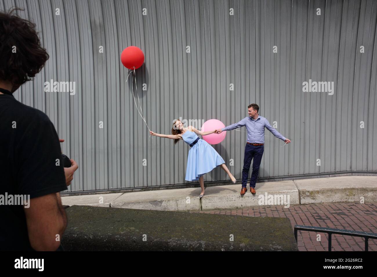 examen final avant le mariage. Si vous pouvez (mariée et marié) sauter devant le photographe en même temps, vous pouvez maintenant vous marier. Banque D'Images