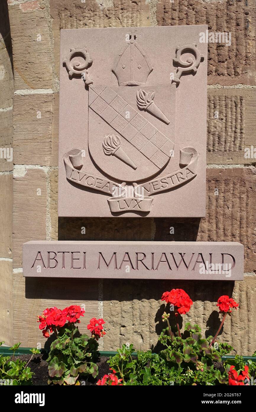 Ehemaliges Trappistenkloster Mariawald - Wappen mit Wahlspruch an der Abteikirche, Heimbach, Nordrhein-Westfalen, Allemagne Banque D'Images