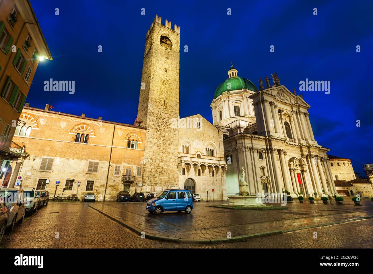 Nouvelle Cathédrale ou Duomo Nuovo et ancienne cathédrale ou Duomo vecchio vue panoramique aérienne à Brescia ville de l'Italie Banque D'Images
