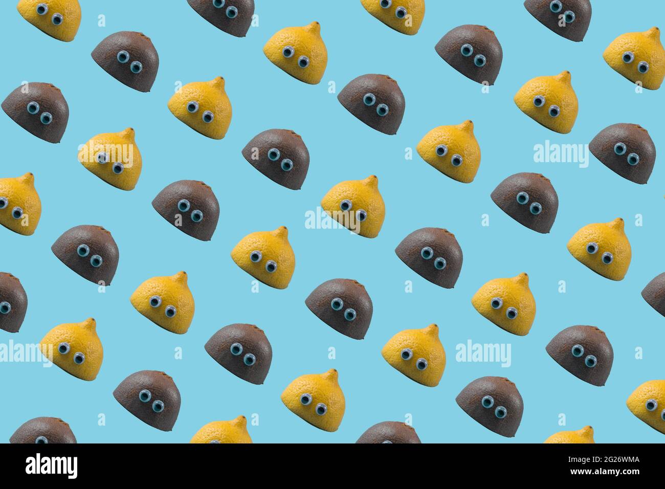 La moitié citron et kiwi avec les yeux de jouet se multiplie sur fond bleu doux et tendance. Concept d'été abstrait minimal. Idée de plaisir d'été. Banque D'Images