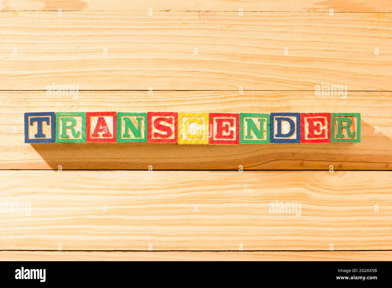 Cubes en bois spectaculaires avec le mot TRANSGENRE sur une surface en bois. Banque D'Images