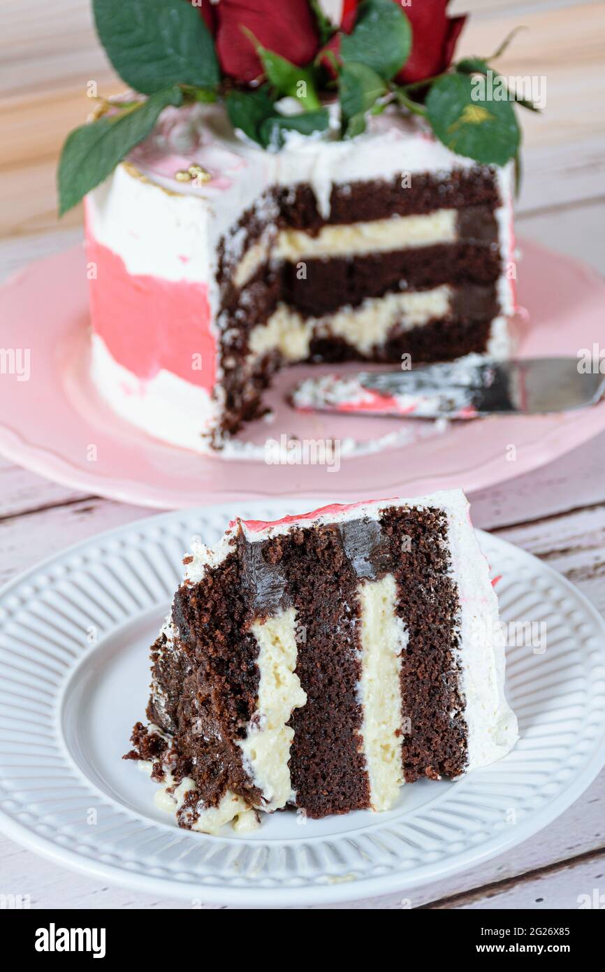 Tranche De Gateau Au Chocolat Avec Garniture De Mascarpone Dans Le Fond Flou Gateau Couvert De Creme De Beurre Suisse Meringue Photo Stock Alamy