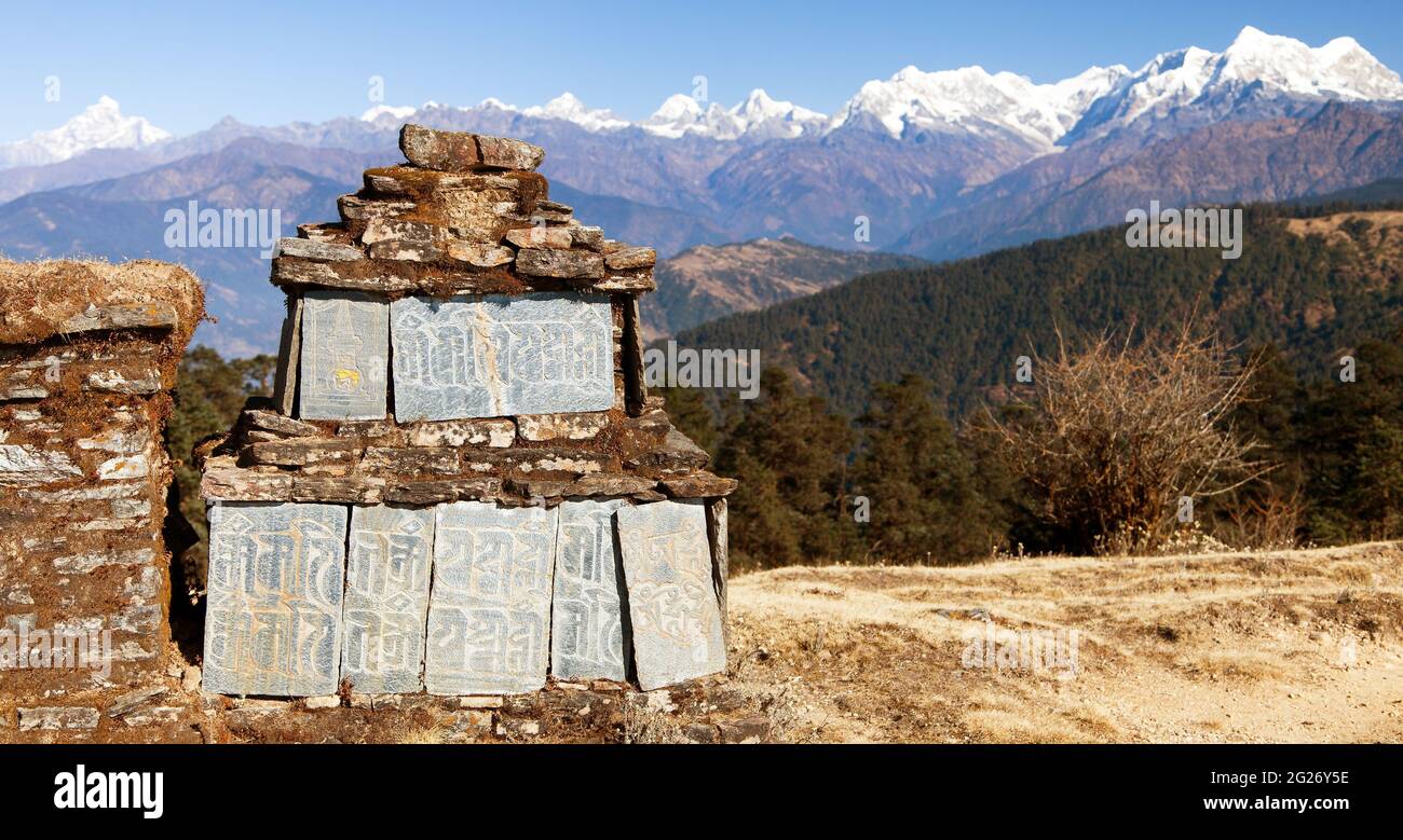 Prière bouddhiste mur mani, bouddhisme tibétain au Népal Banque D'Images