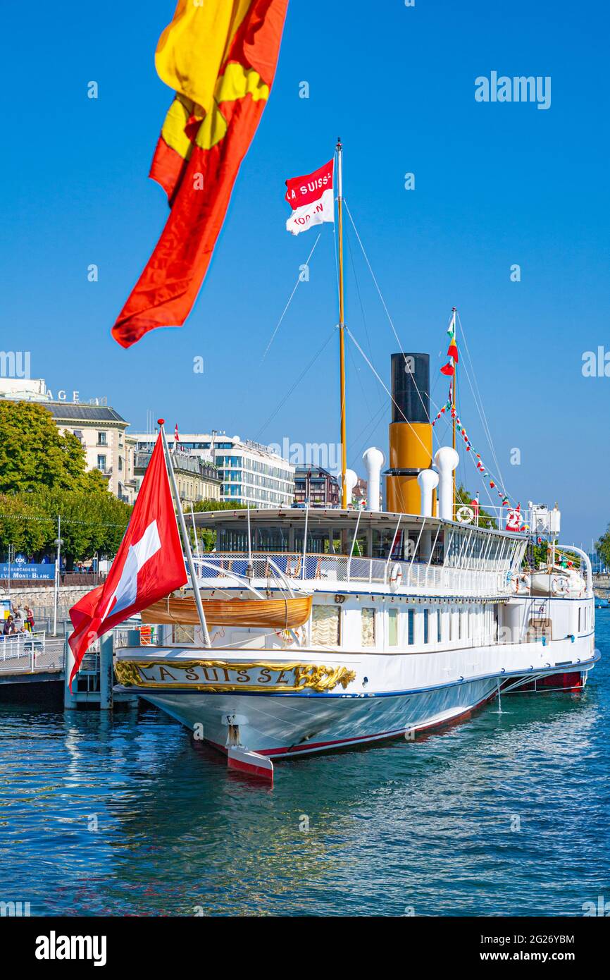 Bateau à aubes la Suisse sur le lac de Genève à un quai sur le front de mer de Genève en Suisse Banque D'Images