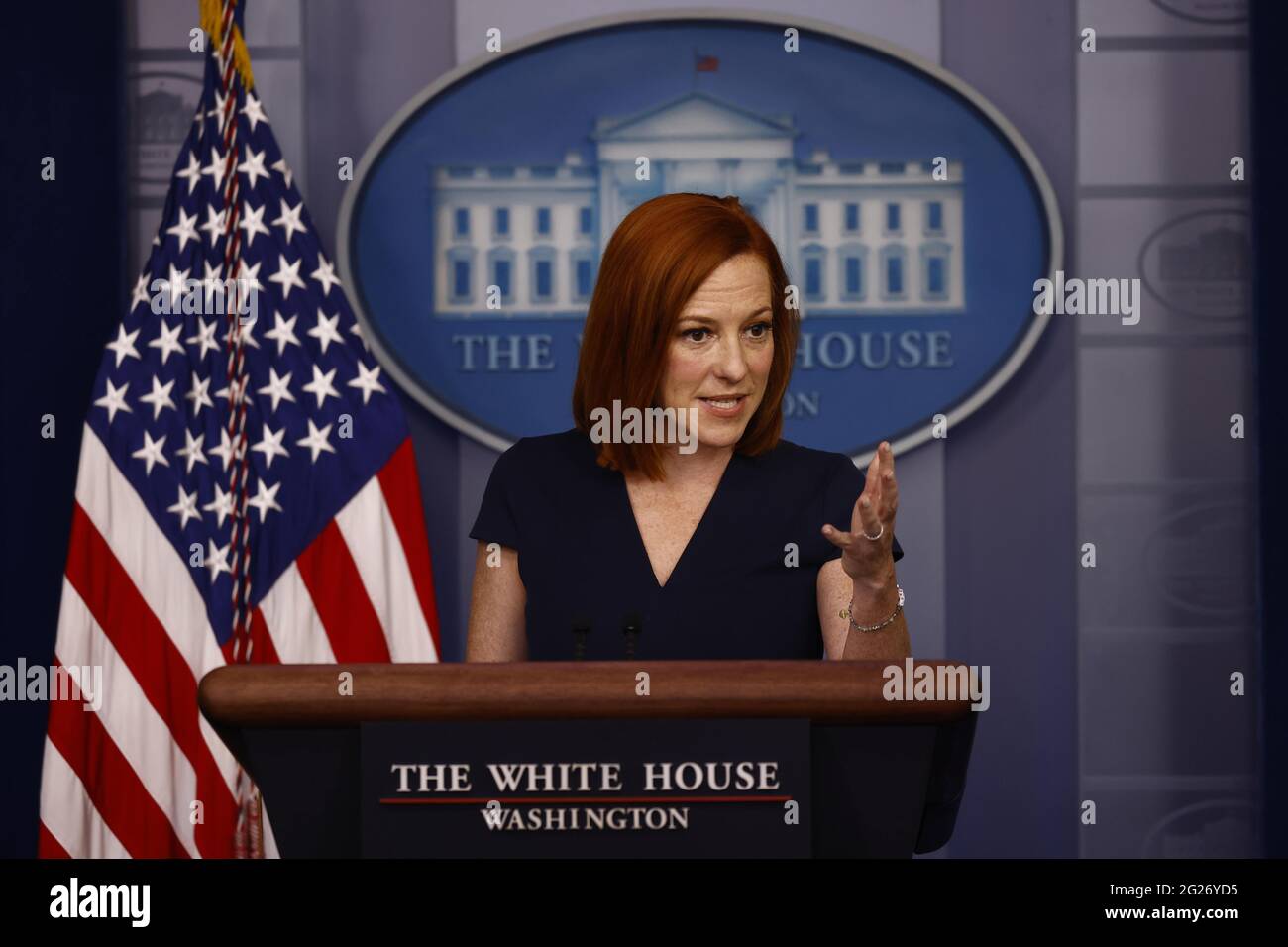 (210608) -- WASHINGTON, le 8 juin 2021 (Xinhua) -- le secrétaire de presse de la Maison-Blanche, Jen Psaki, prend la parole lors d'un point de presse à la Maison-Blanche à Washington, DC, aux États-Unis, le 8 juin 2021. Alors que les États-Unis continuent de faire avancer leur programme de vaccination nationale, les Américains étrangers qui sont tenus de payer des impôts américains se sentent laissés pour compte par leur propre gouvernement, a rapporté le Washington Post lundi. « historiquement, nous n'avons pas fourni de soins de santé privés aux Américains vivant à l'étranger, ce qui reste notre politique », a déclaré Jen Psaki, secrétaire de presse de la Maison Blanche, dans le repo Banque D'Images