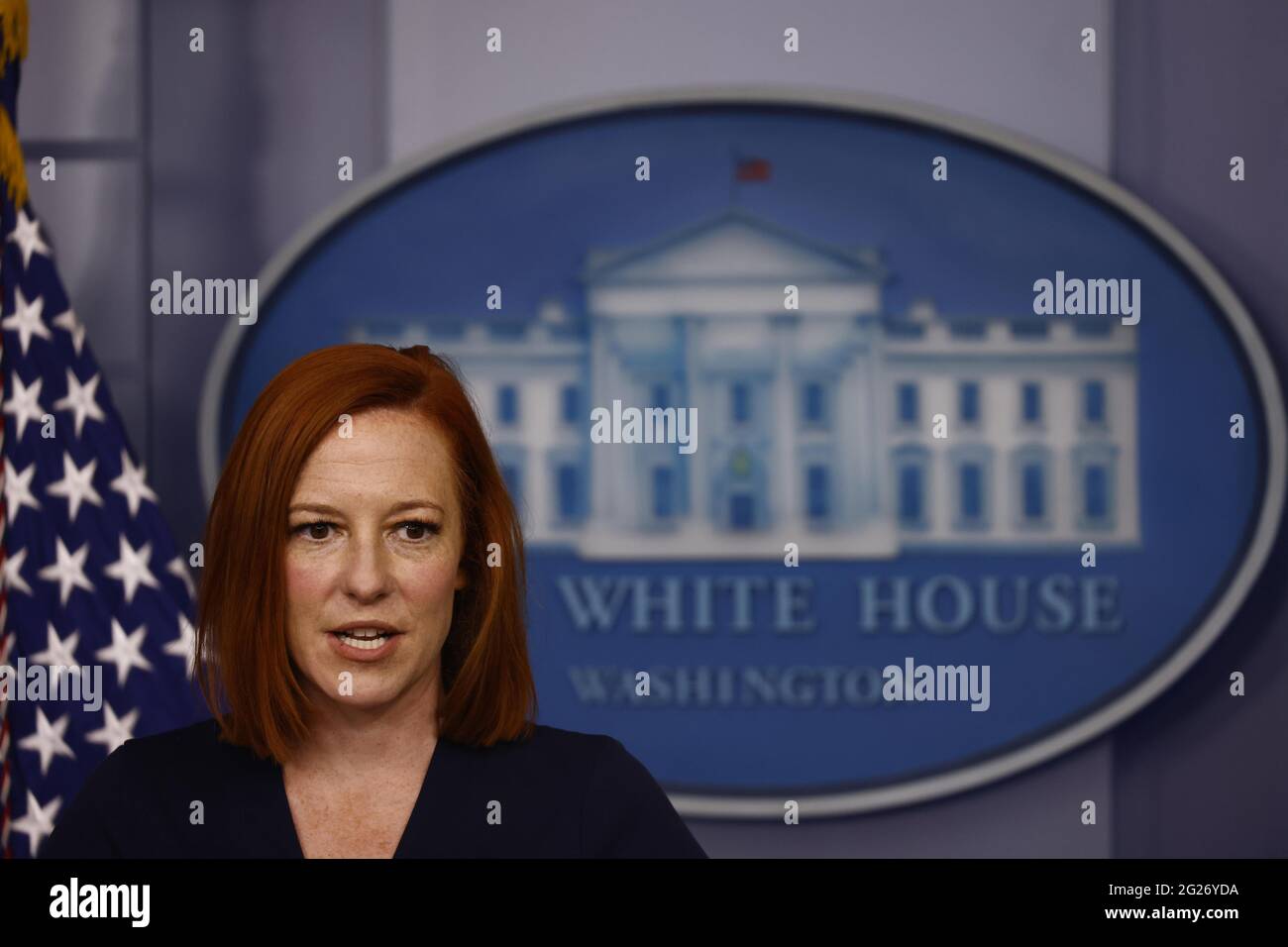 (210608) -- WASHINGTON, le 8 juin 2021 (Xinhua) -- le secrétaire de presse de la Maison-Blanche, Jen Psaki, prend la parole lors d'un point de presse à la Maison-Blanche à Washington, DC, aux États-Unis, le 8 juin 2021. Alors que les États-Unis continuent de faire avancer leur programme de vaccination nationale, les Américains étrangers qui sont tenus de payer des impôts américains se sentent laissés pour compte par leur propre gouvernement, a rapporté le Washington Post lundi. « historiquement, nous n'avons pas fourni de soins de santé privés aux Américains vivant à l'étranger, ce qui reste notre politique », a déclaré Jen Psaki, secrétaire de presse de la Maison Blanche, dans le repo Banque D'Images