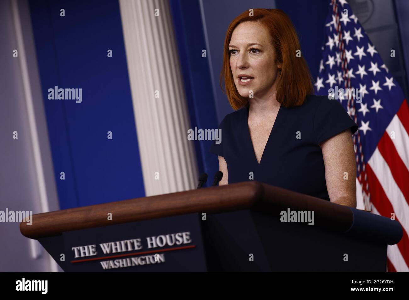 (210608) -- WASHINGTON, le 8 juin 2021 (Xinhua) -- le secrétaire de presse de la Maison-Blanche, Jen Psaki, prend la parole lors d'un point de presse à la Maison-Blanche à Washington, DC, aux États-Unis, le 8 juin 2021. Alors que les États-Unis continuent de faire avancer leur programme de vaccination nationale, les Américains étrangers qui sont tenus de payer des impôts américains se sentent laissés pour compte par leur propre gouvernement, a rapporté le Washington Post lundi. « historiquement, nous n'avons pas fourni de soins de santé privés aux Américains vivant à l'étranger, ce qui reste notre politique », a déclaré Jen Psaki, secrétaire de presse de la Maison Blanche, dans le repo Banque D'Images