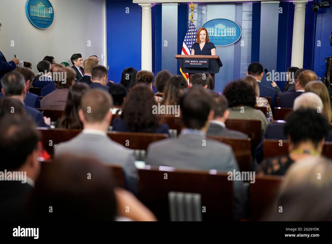 (210608) -- WASHINGTON, le 8 juin 2021 (Xinhua) -- le secrétaire de presse de la Maison-Blanche, Jen Psaki (C, arrière), prend la parole lors d'un point de presse à la Maison-Blanche à Washington, DC, aux États-Unis, le 8 juin 2021. Alors que les États-Unis continuent de faire avancer leur programme de vaccination nationale, les Américains étrangers qui sont tenus de payer des impôts américains se sentent laissés pour compte par leur propre gouvernement, a rapporté le Washington Post lundi. « historiquement, nous n'avons pas fourni de soins de santé privés aux Américains vivant à l'étranger, ce qui reste notre politique », a déclaré Jen Psaki, secrétaire de presse de la Maison Blanche Banque D'Images