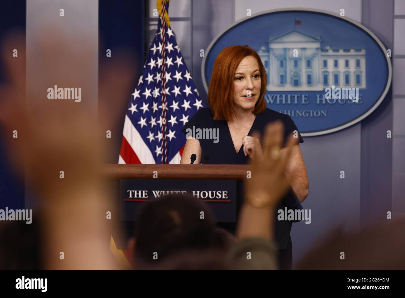 (210608) -- WASHINGTON, le 8 juin 2021 (Xinhua) -- le secrétaire de presse de la Maison-Blanche, Jen Psaki, prend la parole lors d'un point de presse à la Maison-Blanche à Washington, DC, aux États-Unis, le 8 juin 2021. Alors que les États-Unis continuent de faire avancer leur programme de vaccination nationale, les Américains étrangers qui sont tenus de payer des impôts américains se sentent laissés pour compte par leur propre gouvernement, a rapporté le Washington Post lundi. « historiquement, nous n'avons pas fourni de soins de santé privés aux Américains vivant à l'étranger, ce qui reste notre politique », a déclaré Jen Psaki, secrétaire de presse de la Maison Blanche, dans le repo Banque D'Images