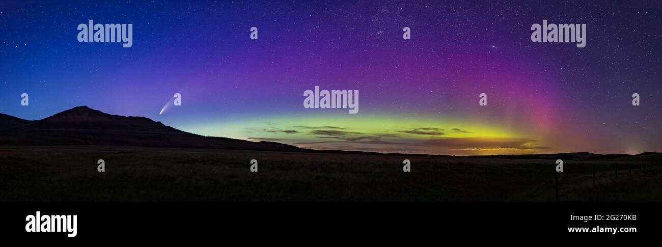 Panorama de Comet NEOWISE et aurora sur le parc national des Lacs-Waterton, Alberta, Canada. Banque D'Images