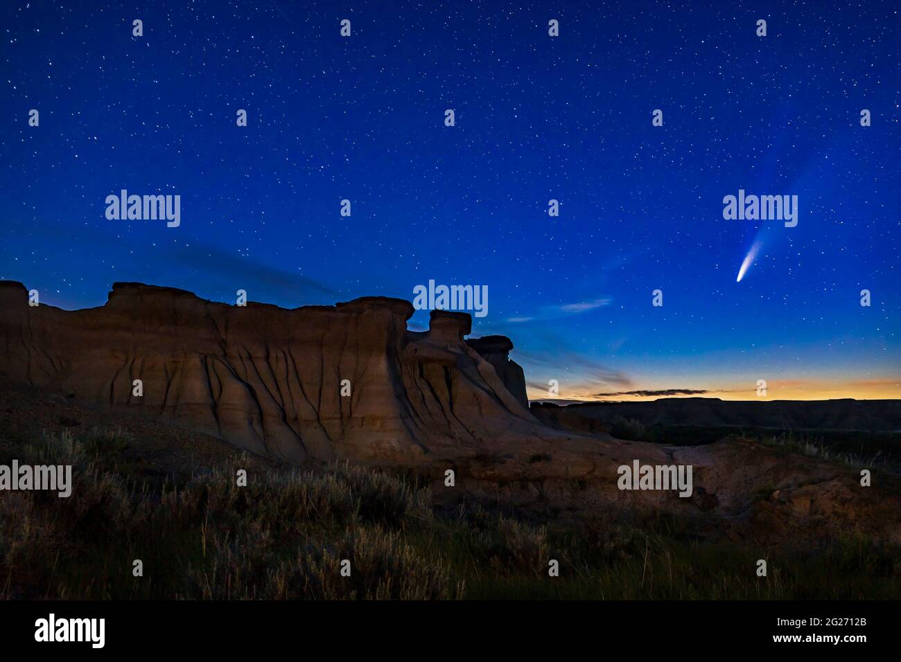 Comet NEOWISE sur les formations de hoodoo au parc provincial Dinosaur, Alberta, Canada. Banque D'Images