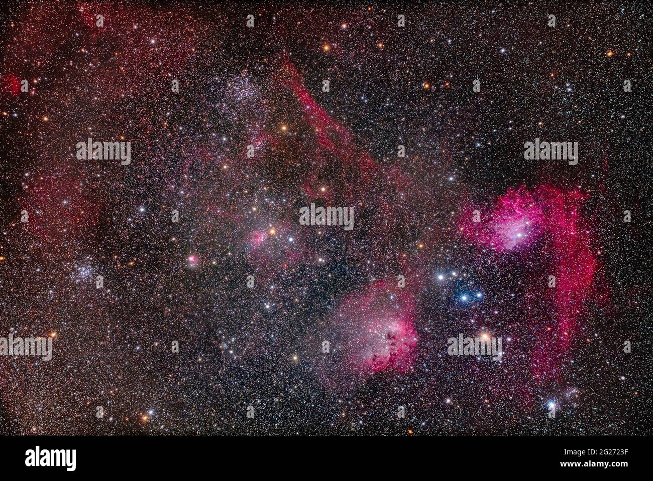 Grappes d'étoiles lumineuses et nébuleuses colorées dans le centre de l'Auriga. Banque D'Images