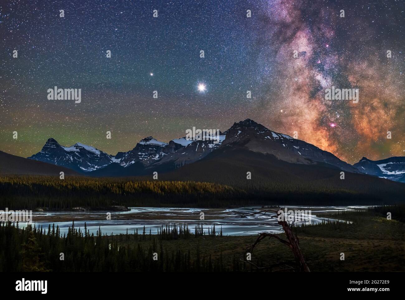 Milky Way, Jupiter et Saturne au-dessus de la rivière Saskatchewan et du mont Chephren, Canada. Banque D'Images