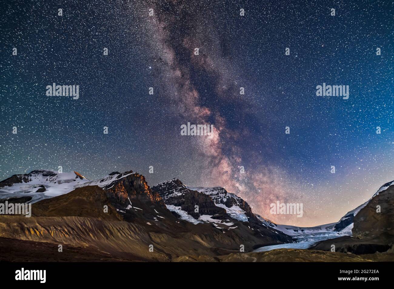 Voie lactée au-dessus du mont Andromeda et du mont Athabasca, dans le parc national Jasper, Canada. Banque D'Images