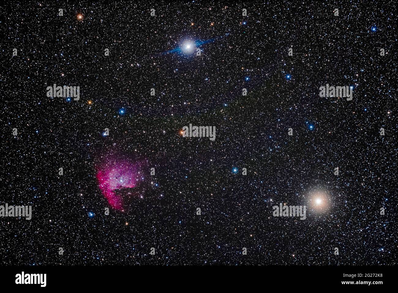 Le Pacman Nebula près des étoiles Achid (en haut) et Schedar (à droite). Banque D'Images