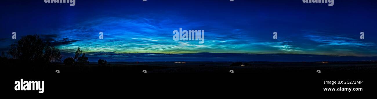 Un grand étalage de nuages nocturnes, Alberta, Canada. Banque D'Images