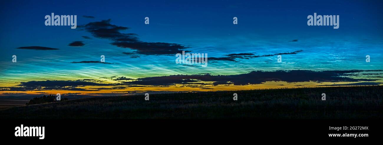 Nuages Noctilucent à Dawn, Alberta, Canada. Banque D'Images