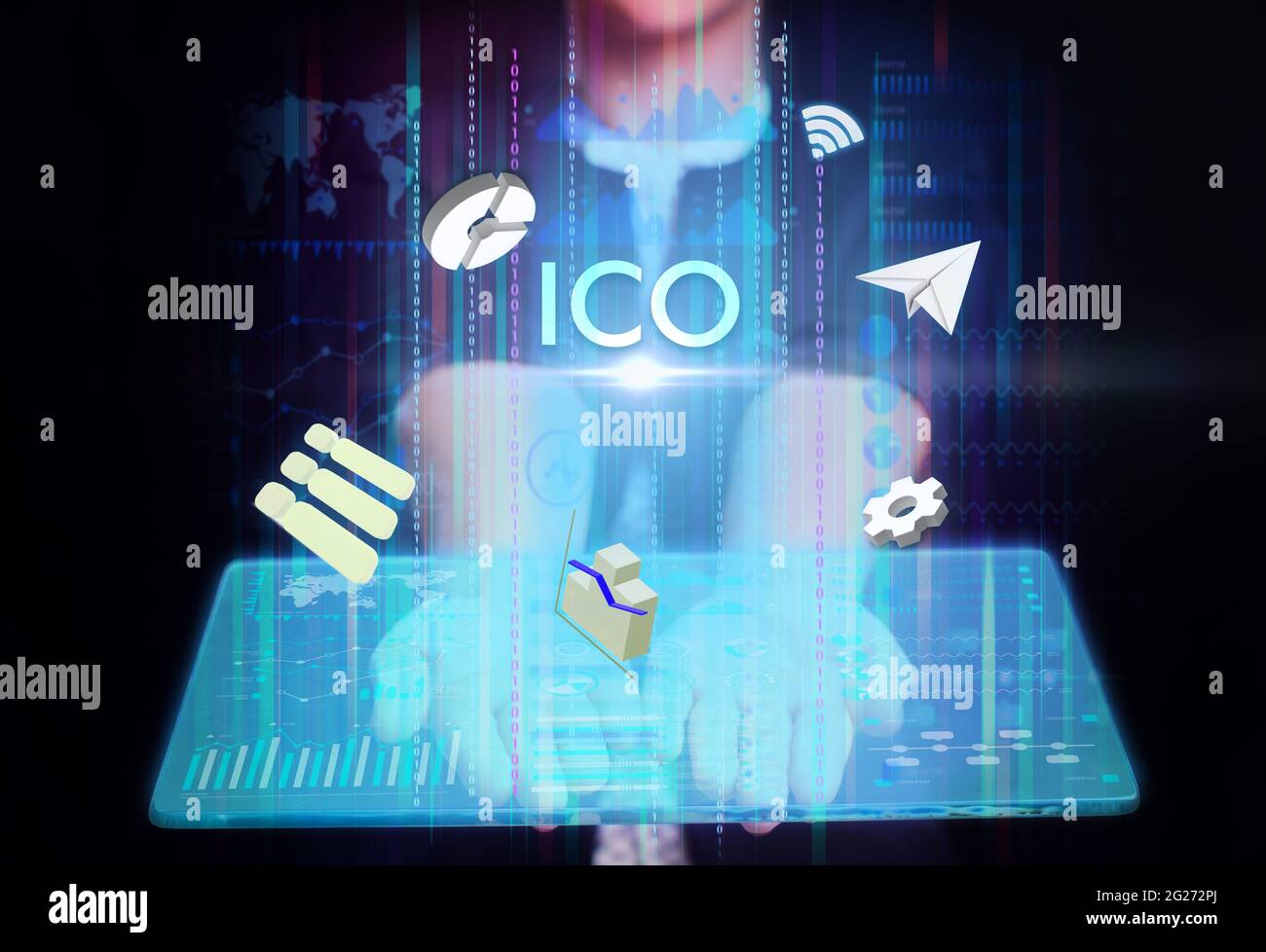 Concept commercial, technologique, Internet et réseau. Jeune homme d'affaires travaillant sur un écran virtuel du futur et voit l'inscription: ICO Banque D'Images