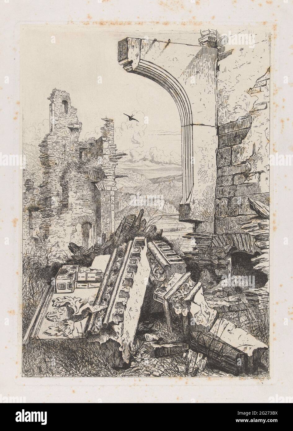 Ruine du château de Bourscheid. Dans un paysage vallonné, une hirondelle survole la ruine du château de Bourscheid, situé sur la rivière Sûre. Banque D'Images