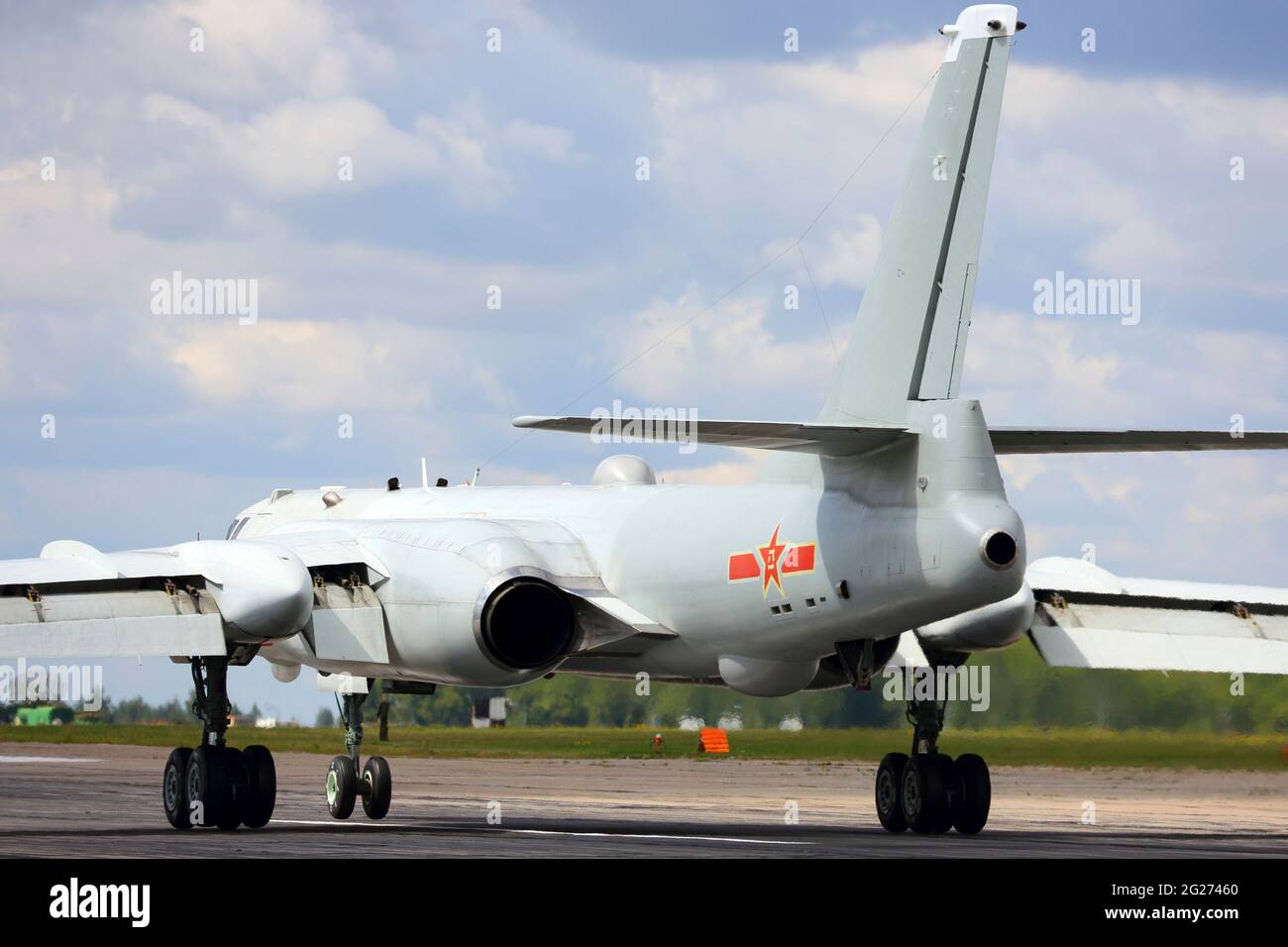 Bombardier stratégique H-6K de la Force aérienne de l'Armée populaire de libération de la Chine sur piste. Banque D'Images