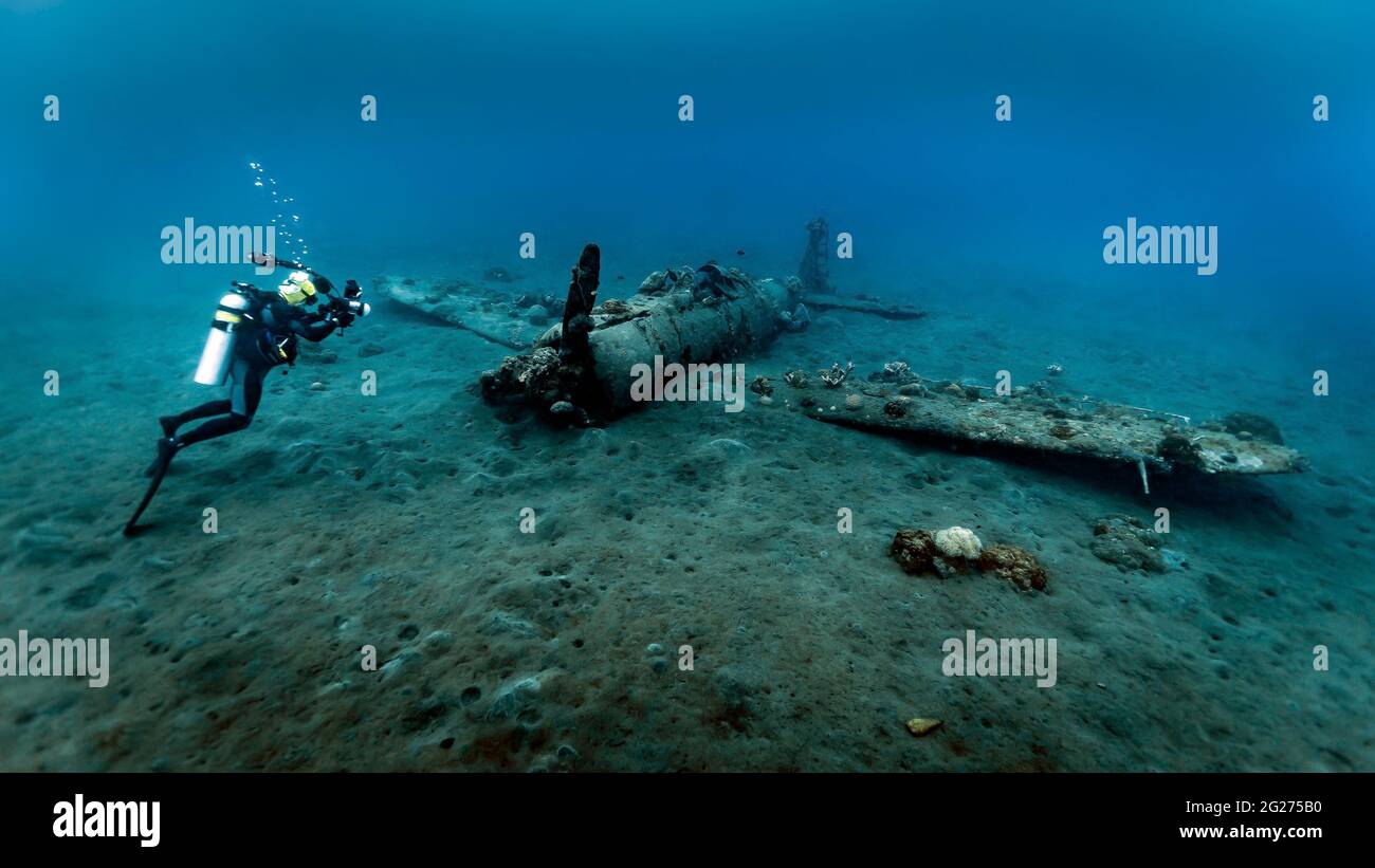 Plongeur explorant le Mitsubishi Zero Wreck, Kimbe Bay, Papouasie-Nouvelle-Guinée. Banque D'Images