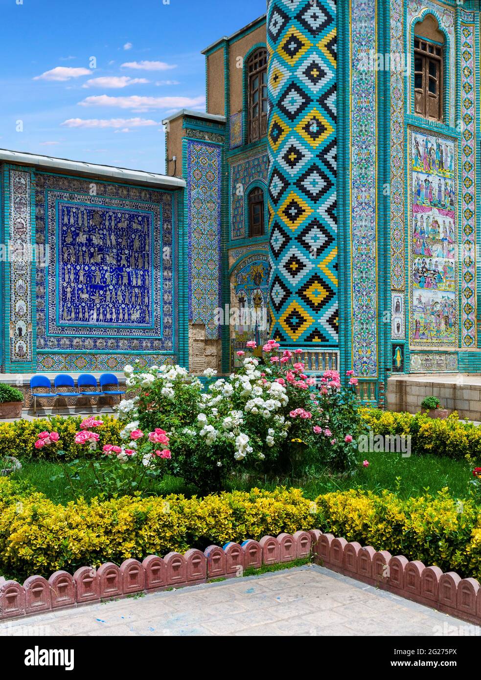 Tekiyeh Moaven ol-Molk ( Tekieh Moaven ) construit en 1897 à Kermanshah.la structure est connue pour ses panneaux de mosaïque de carreaux spectaculaires et colorés. Banque D'Images