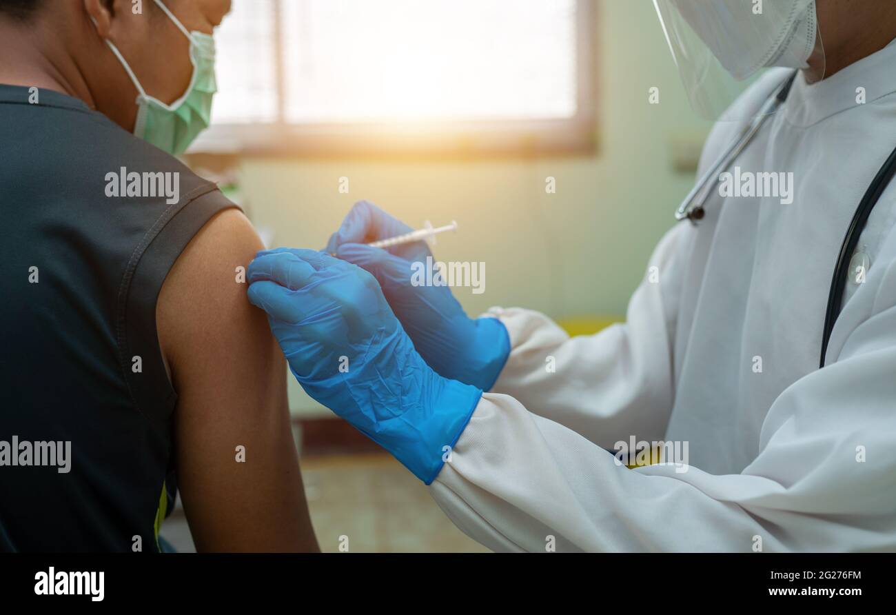 Les gens reçoivent généralement des vaccins pour prévenir la propagation du coronavirus ou du COVID-19. Banque D'Images