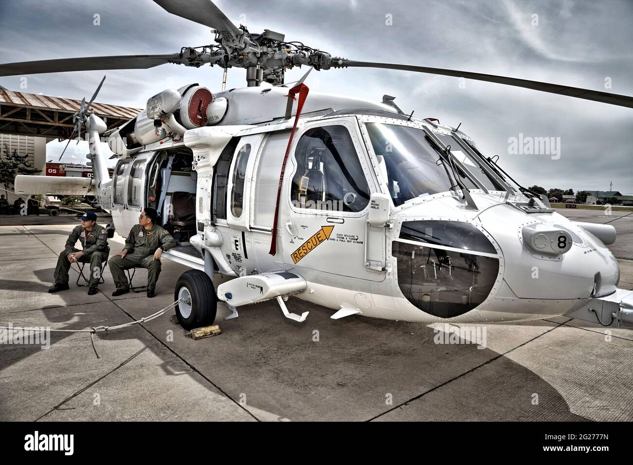 Hélicoptère de sauvetage aérien de mer Sikorsky SH-60/MH-60 utilisé par l'hélicoptère militaire thaïlandais stationné Banque D'Images