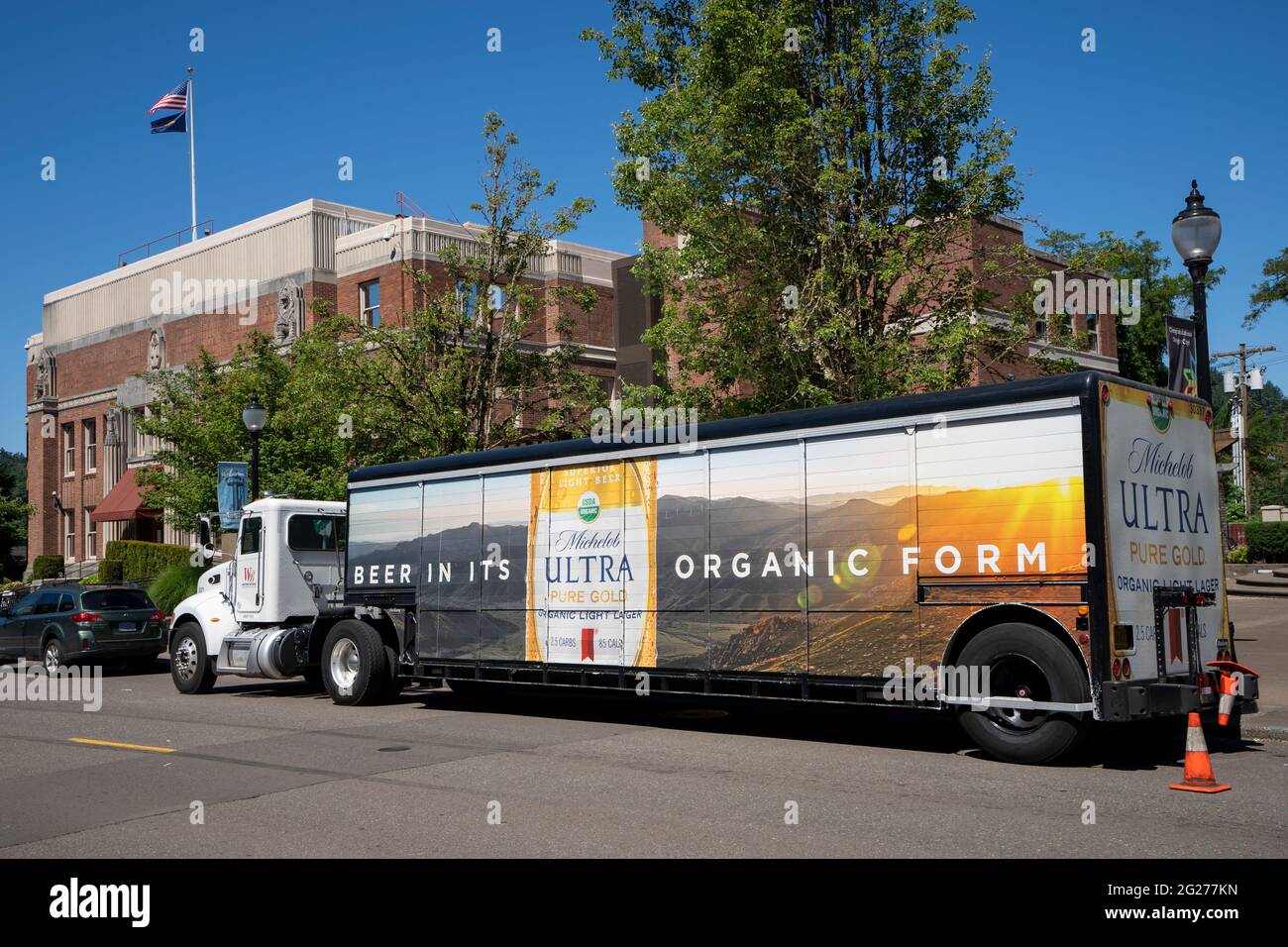 Le camion de livraison de Michelob Ultra Pure Gold Organic Light Lager est vu stationné dans la rue à Oregon City, Oregon, le jeudi 3 juin 2021. Banque D'Images