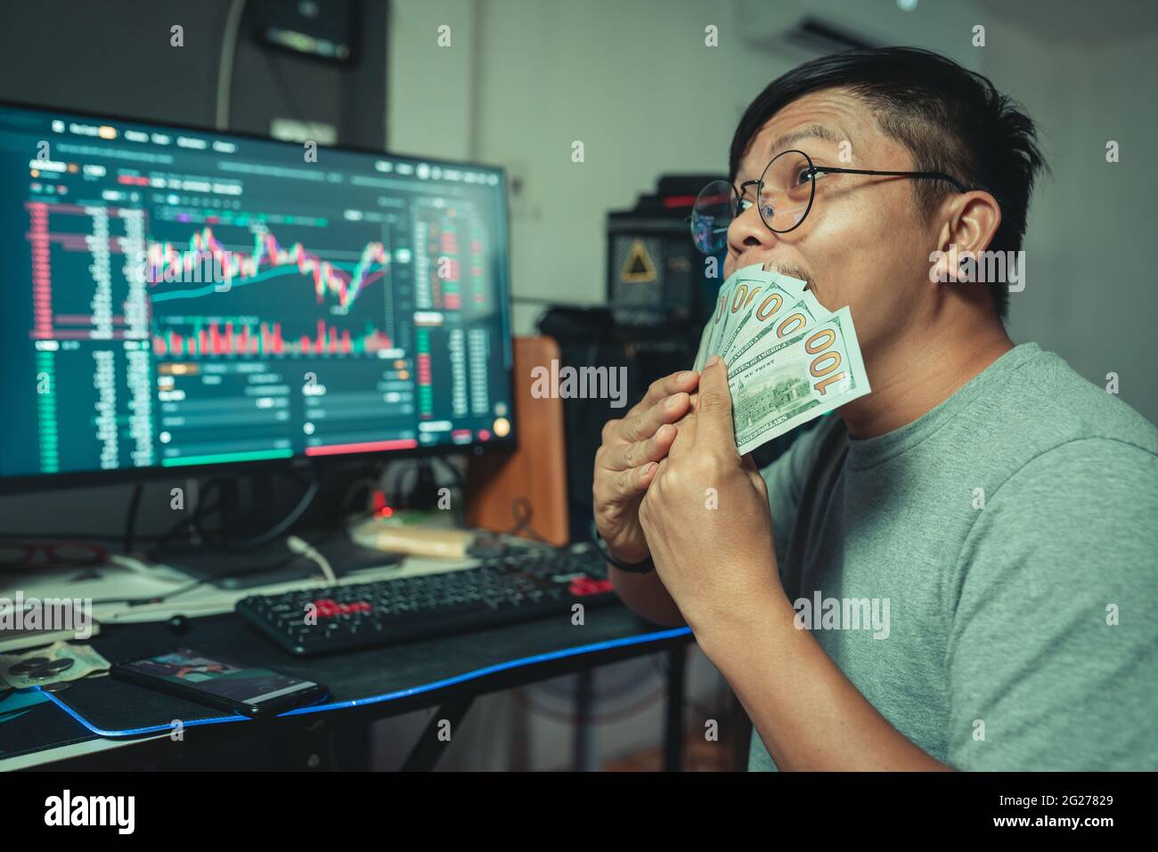 Trader homme bonheur appréciant avec Crypto commerce en ligne faire de l'argent avec la plate-forme blockchain Banque D'Images