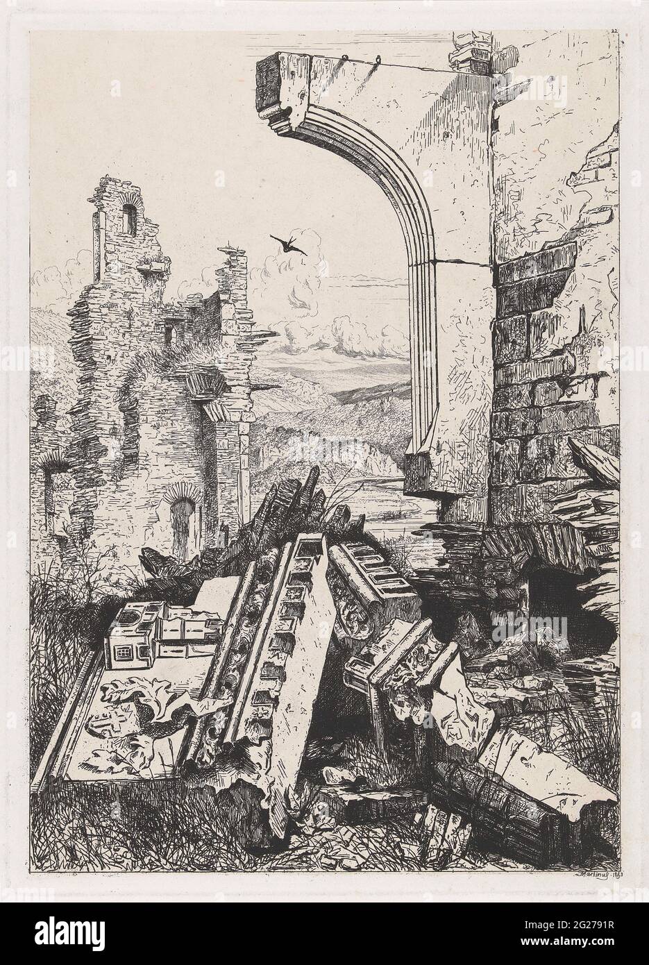 Ruine du château de Bourscheid. Dans un paysage vallonné, une hirondelle survole la ruine du château de Bourscheid, situé sur la rivière Sûre. Banque D'Images