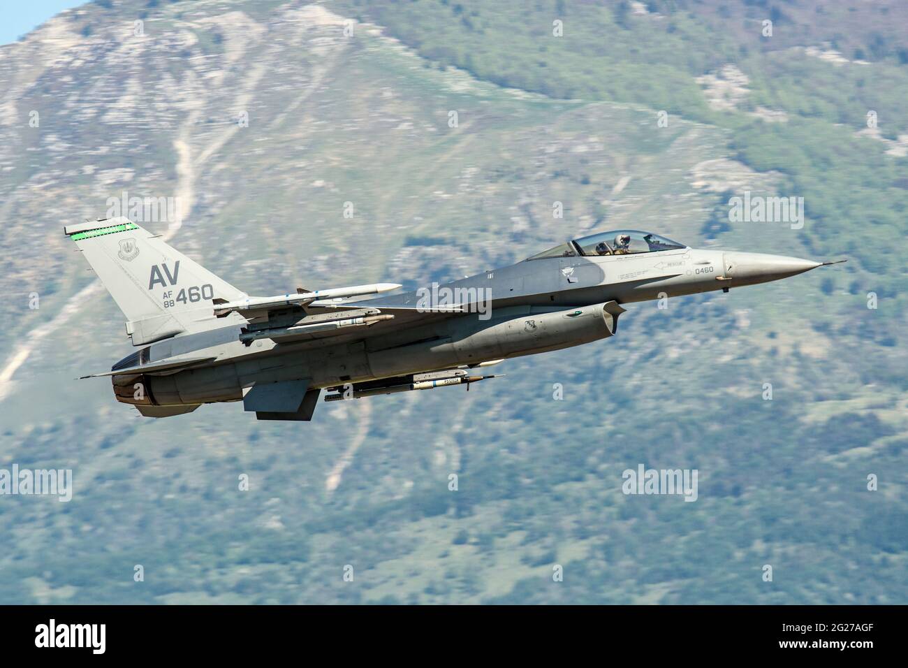 La U.S. Air Force F-16CM combat Falcon pendant l'exercice Astral Knight à Aviano, en Italie. Banque D'Images