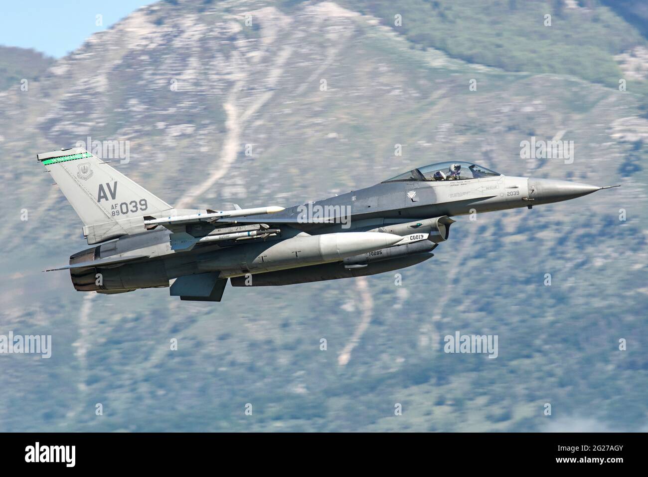 La U.S. Air Force F-16CM combat Falcon pendant l'exercice Astral Knight à Aviano, en Italie. Banque D'Images