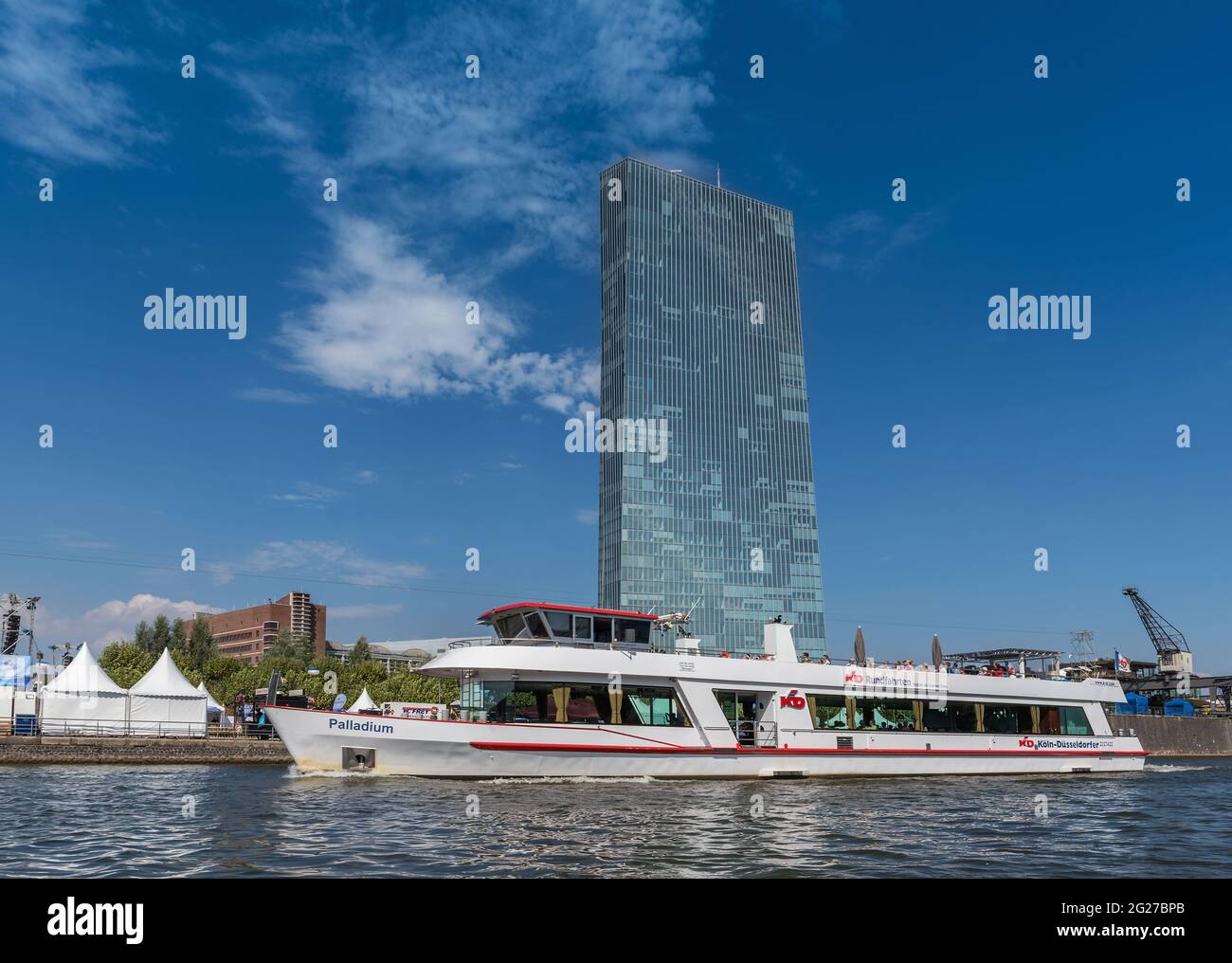 Bateau de croisière touristique sur le main en face du bâtiment de la Banque centrale européenne, Francfort, Allemagne Banque D'Images