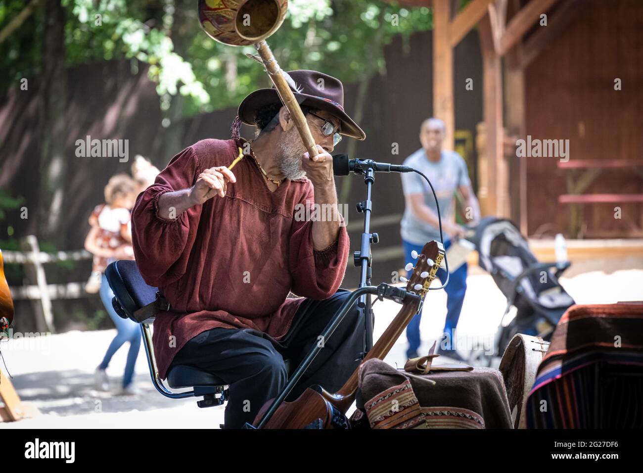 Un groupe d'hommes, Charry Garcia, faisant de la musique avec un berimbau brésilien au Georgia Renaissance Festival à Fairburn (Metro Atlanta), Géorgie. (ÉTATS-UNIS) Banque D'Images