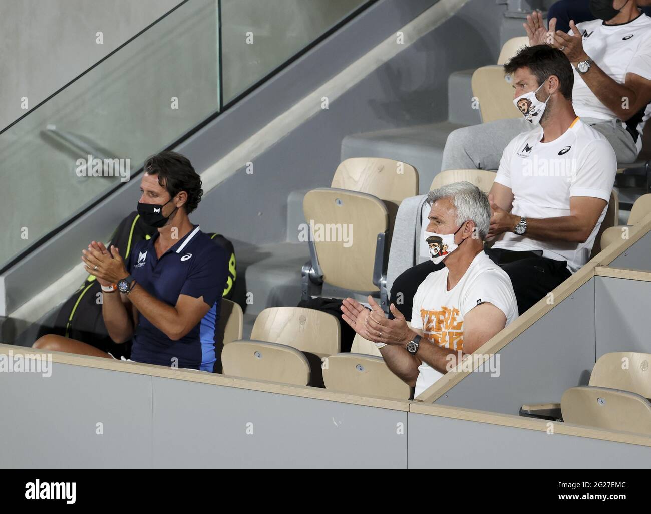 Paris, France, 8 juin 2021 entraîneur Patrick Mouratoglou, Apostolos Tsitsipas, entraîneur-père de Stefanos Tsitsipas au cours du jour 10 de l'Open de France 2021, tournoi de tennis Grand Chelem le 8 juin 2021 au stade Roland-Garros à Paris, France - photo Jean Catuffe / DPPI / LiveMedia Banque D'Images