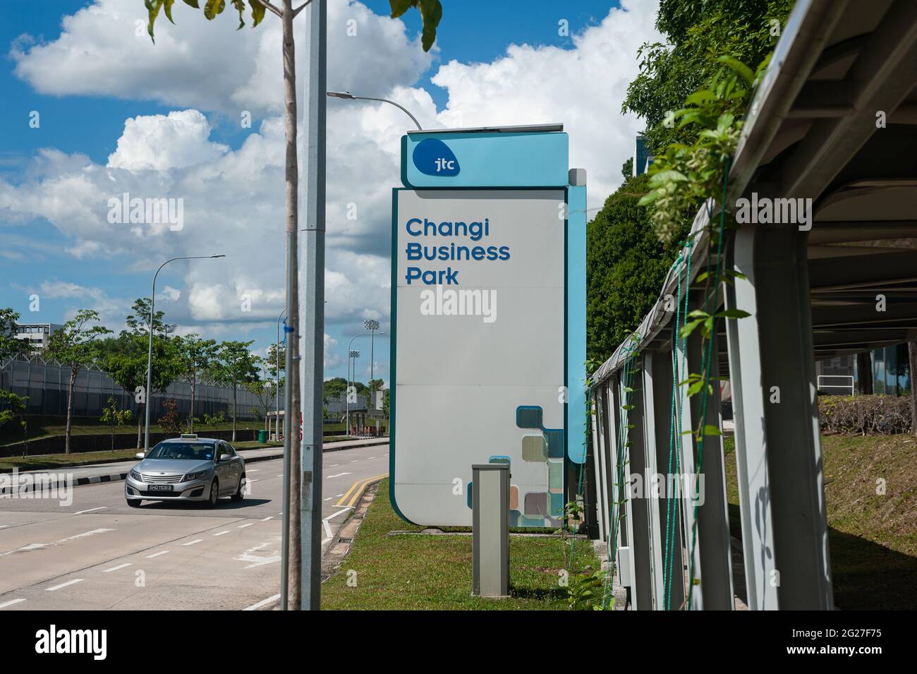 26.03.2021, Singapour, République de Singapour, Asie - scène de rue avec le panneau Changi Business Park adjacent à la station de métro Expo MRT. Banque D'Images