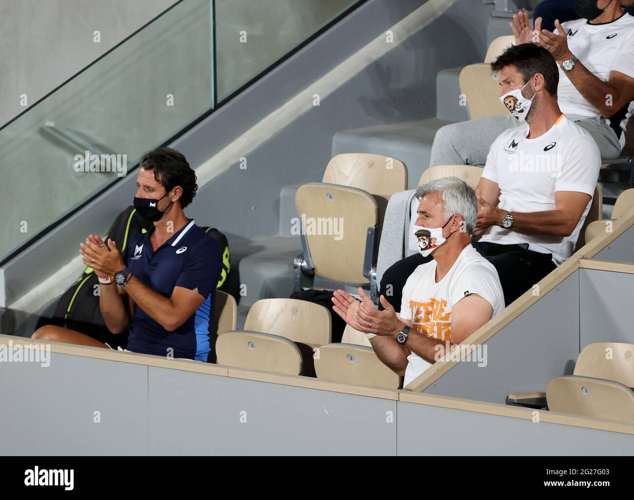 Paris, France, 8 juin 2021 entraîneur Patrick Mouratoglou, Apostolos Tsitsipas, entraîneur-père de Stefanos Tsitsipas au cours du jour 10 de l'Open de France 2021, tournoi de tennis Grand Chelem le 8 juin 2021 au stade Roland-Garros à Paris, France - photo Jean Catuffe / DPPI Banque D'Images