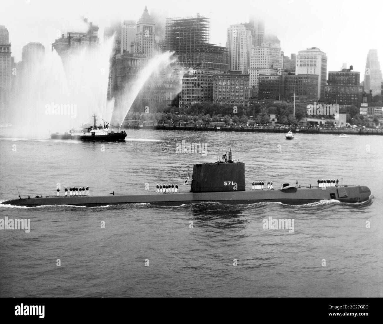 Le sous-marin nucléaire USS Nautilus est ancré dans le port de New York en 1958. Banque D'Images