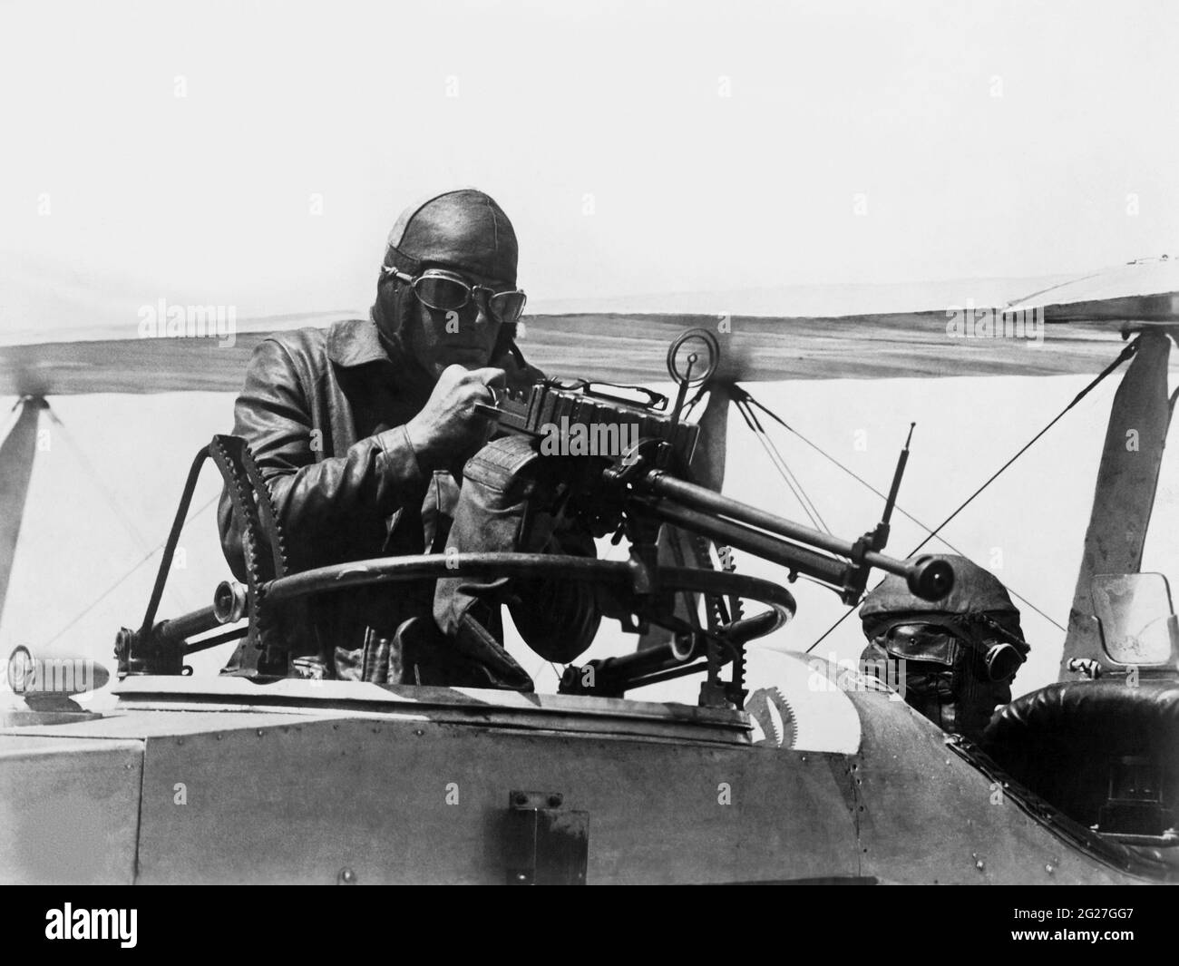 Le chef de la marine américaine Machainist Mates prenant la pratique de la mitrailleuse dans leur avion pendant la première Guerre mondiale. Banque D'Images