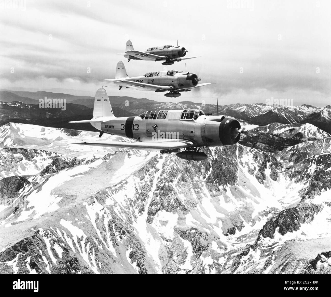 SB2U-1 Vindicator avion de la Marine américaine effectuant une sortie au-dessus du mont Whitney. Banque D'Images