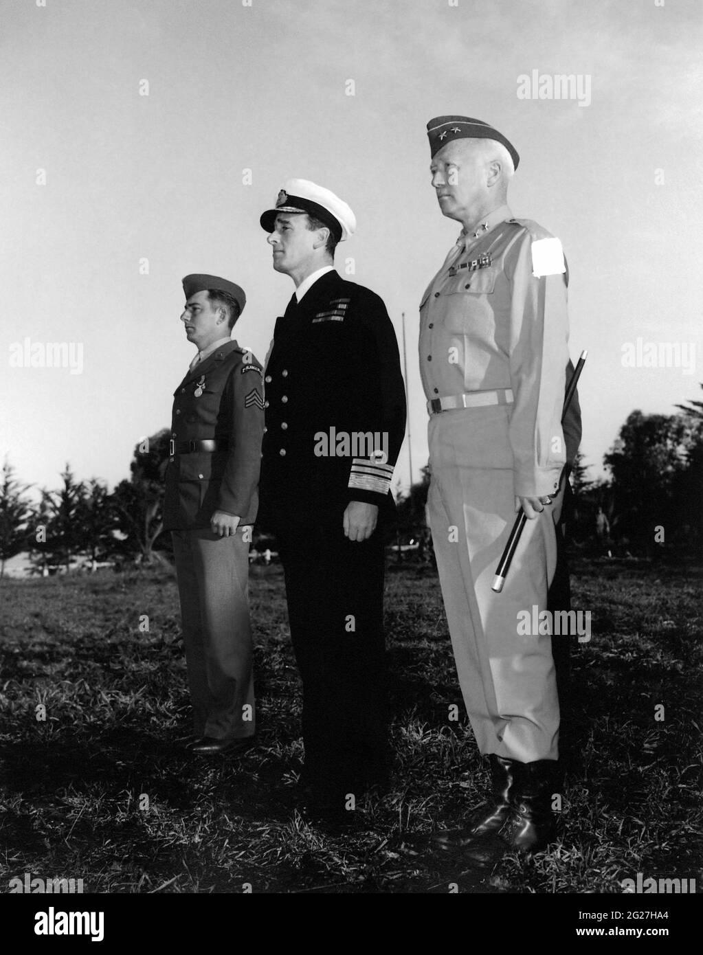 Le major général George Patton avec le vice-amiral Louis Mountbatten et le sergent Franklin Koons des Rangers de l'armée américaine. Banque D'Images