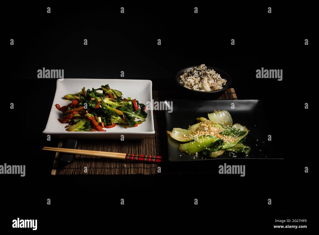 Cuisine végétarienne asiatique sur fond sombre vue de dessus. Emballez les légumes et le moule à riz pour faire sauter le choy sur une table noire Banque D'Images
